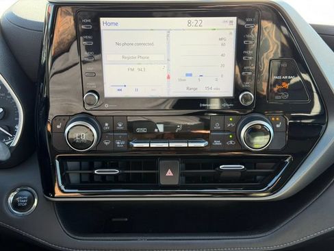 Used 2022 Toyota Highlander XLE FWD image 14