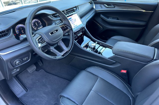 Used 2025 Jeep Grand Cherokee Overland w/ Adv Protech Group III AWD/4WD image 10
