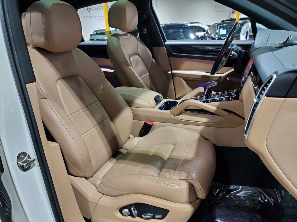 Used 2021 Porsche Cayenne AWD/4WD image 14