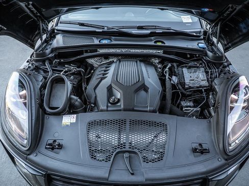 Used 2023 Porsche Macan Turbo image 21