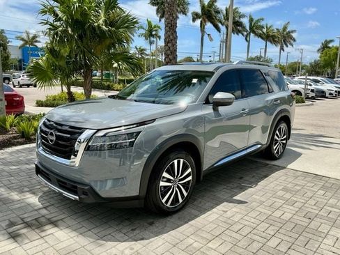 Used 2024 Nissan Pathfinder Platinum FWD image 3