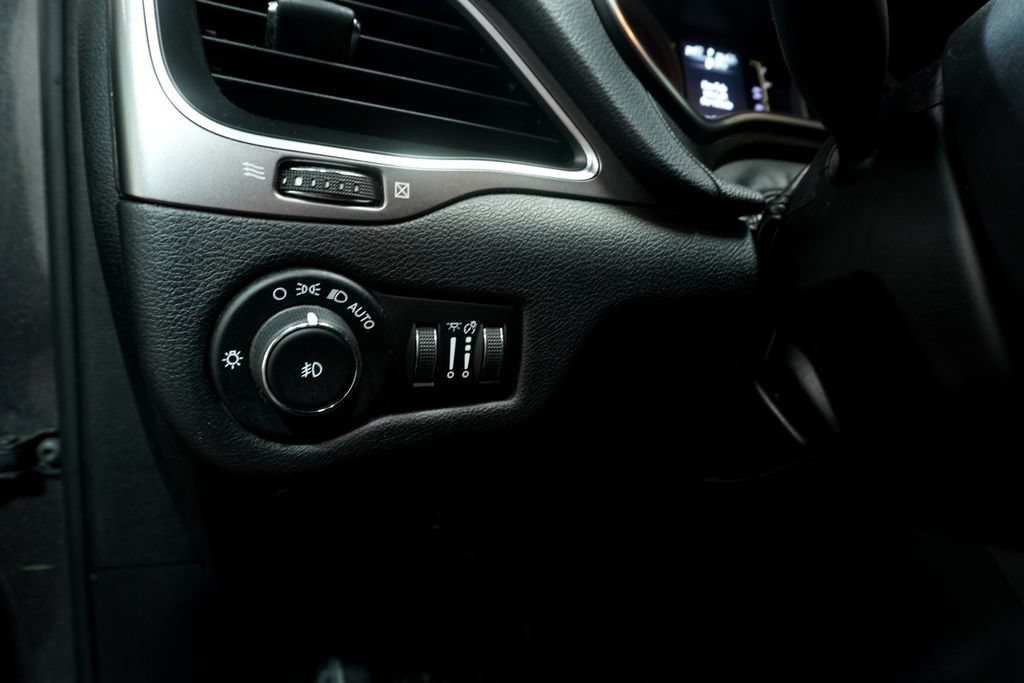 Used 2019 Jeep Cherokee Latitude Plus w/ Cold Weather Group AWD/4WD image 20