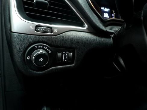 Used 2019 Jeep Cherokee Latitude Plus w/ Cold Weather Group AWD/4WD image 20