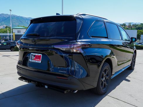 New 2026 Toyota Sienna XLE Woodland Edition AWD/4WD image 8
