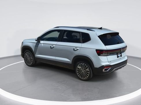 New 2026 Volkswagen Taos SE FWD image 6
