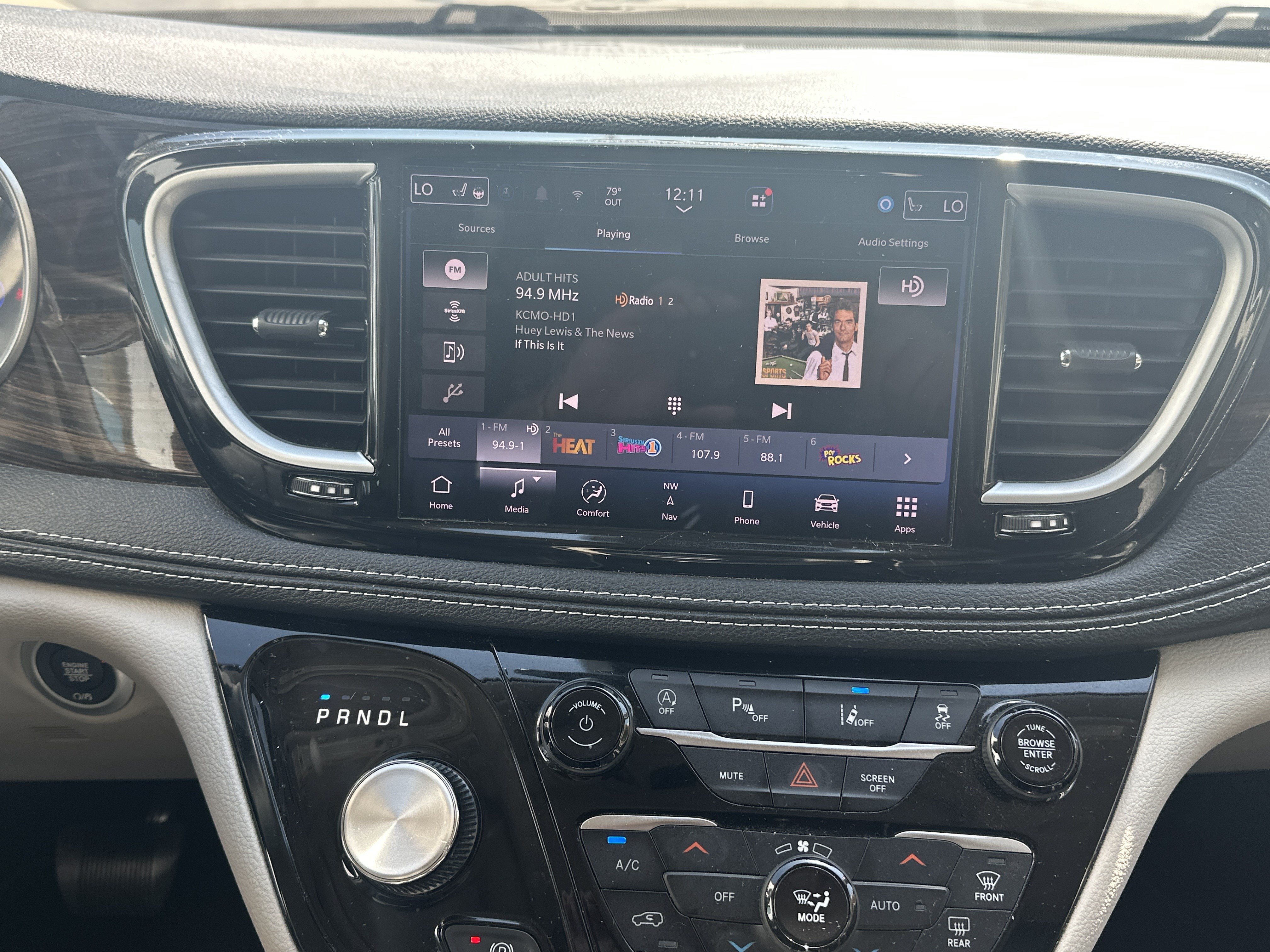 Used 2023 Chrysler Pacifica Limited FWD image 22