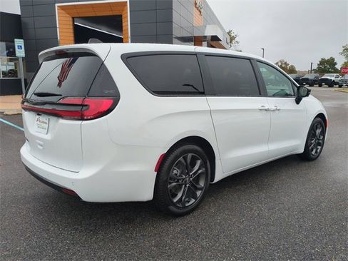 New 2026 Chrysler Pacifica Select image 4