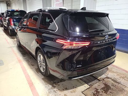 Used 2024 Toyota Sienna Limited image 6