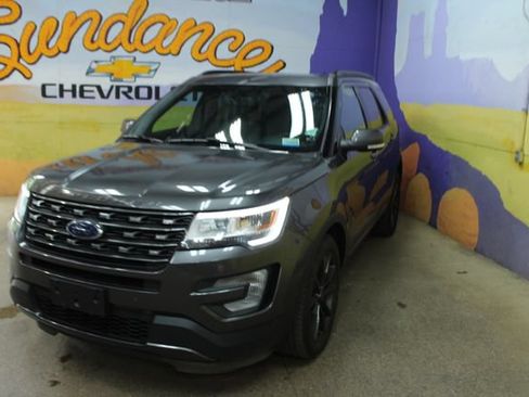Used 2017 Ford Explorer XLT w/ XLT Technology Feature Bundle FWD image 4