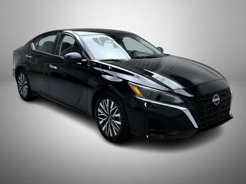 Used 2025 Nissan Altima 2.5 SV FWD image 3