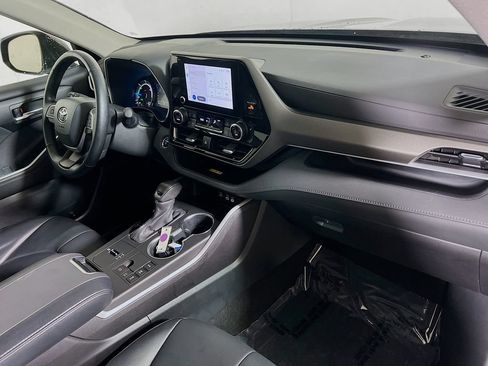Used 2023 Toyota Highlander XLE AWD/4WD image 26