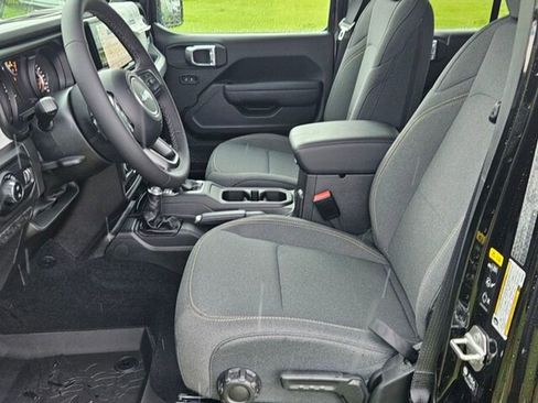 New 2025 Jeep Gladiator Sport image 3