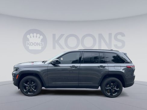Used 2024 Jeep Grand Cherokee Altitude AWD/4WD image 2