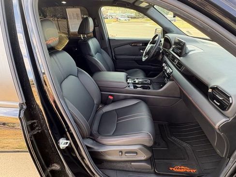 Used 2025 Honda Pilot TrailSport image 33