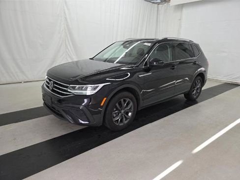 Used 2022 Volkswagen Tiguan SE image 1