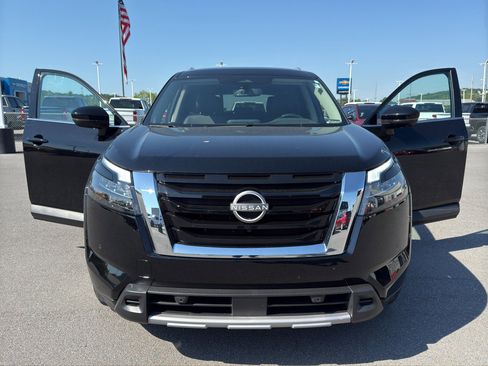 Used 2025 Nissan Pathfinder SL AWD/4WD image 16