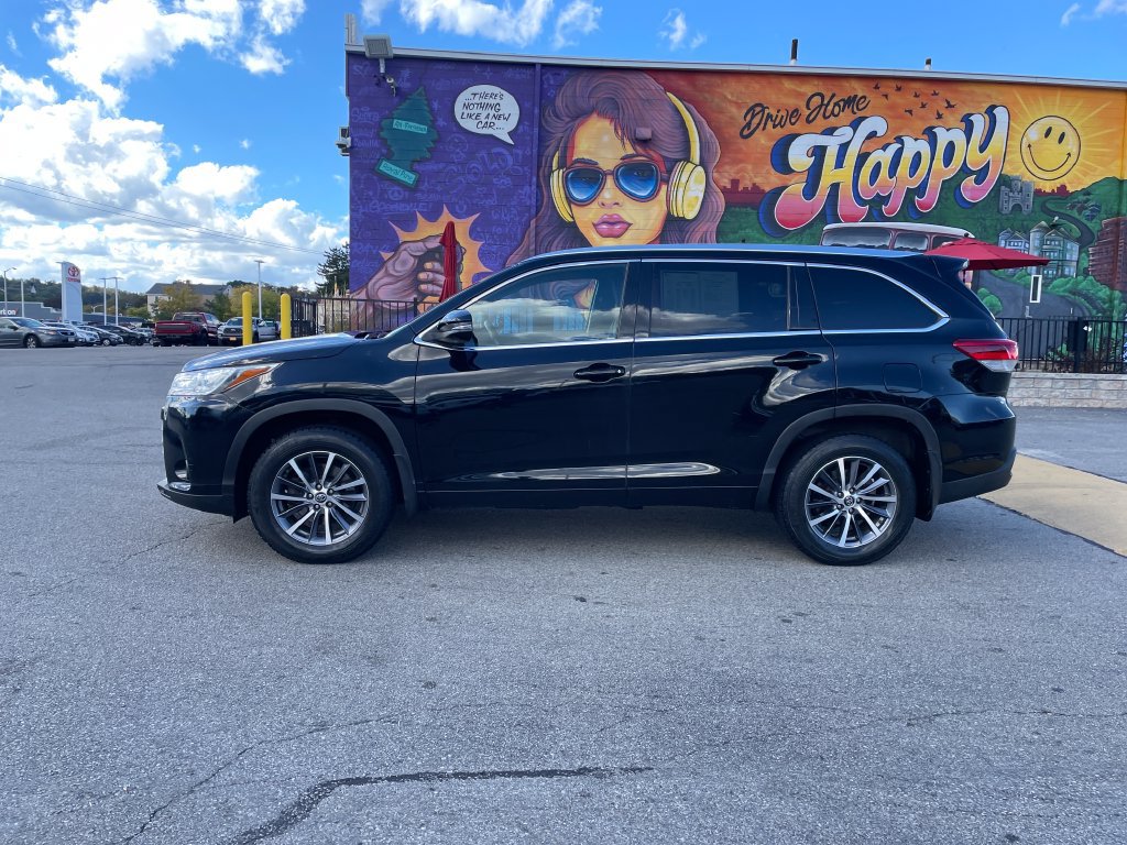 Used 2017 Toyota Highlander XLE AWD/4WD image 2
