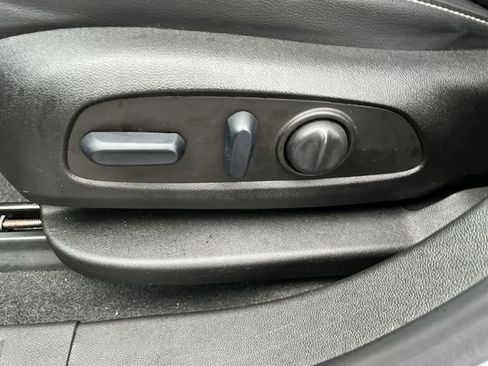 Used 2023 GMC Acadia SLT w/ Preferred Package image 16