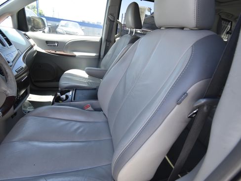Used 2011 Toyota Sienna Limited w/ Premium Pkg FWD image 8