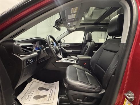 Used 2023 Ford Explorer XLT w/ Equipment Group 202A AWD/4WD image 18