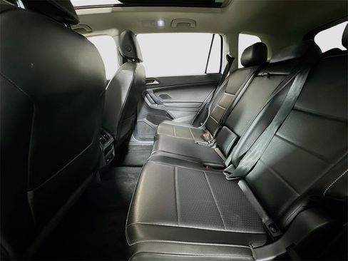 Used 2021 Volkswagen Tiguan SE w/ Panoramic Sunroof Package image 25