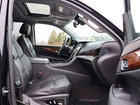 Used 2020 Cadillac Escalade ESV Luxury image 22