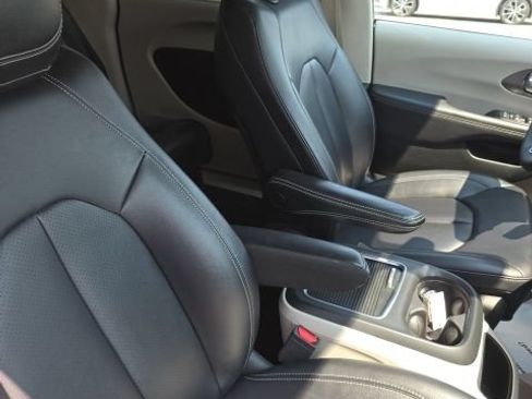Used 2024 Chrysler Pacifica Touring-L FWD image 31