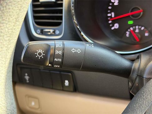 Used 2017 Kia Sedona LX image 9