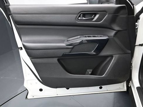 Used 2025 Nissan Pathfinder SV FWD image 18