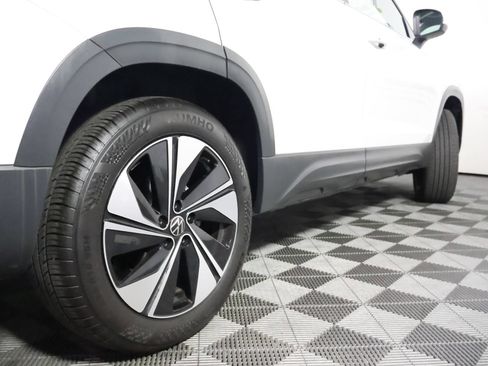 Used 2025 Volkswagen Taos SE AWD/4WD image 13