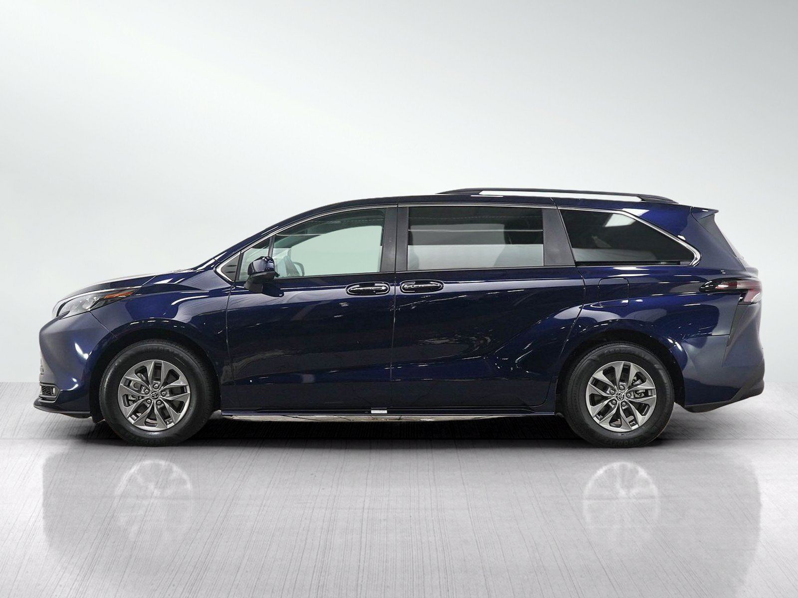 Used 2025 Toyota Sienna XLE w/ XLE Plus Package AWD/4WD image 2