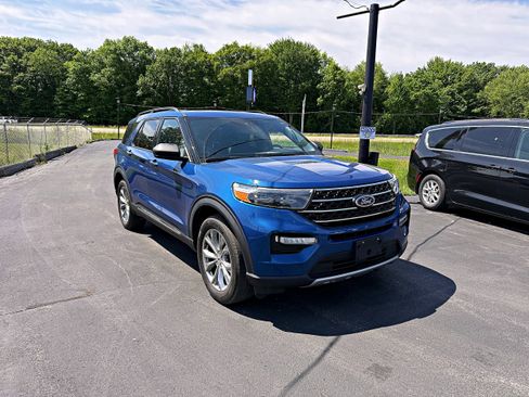 Used 2020 Ford Explorer XLT w/ Equipment Group 202A AWD/4WD image 3