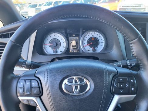 Used 2016 Toyota Sienna SE image 9