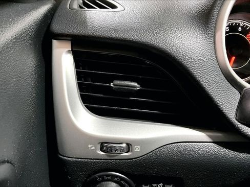 Used 2016 Jeep Cherokee Latitude w/ Comfort/Convenience Group image 34