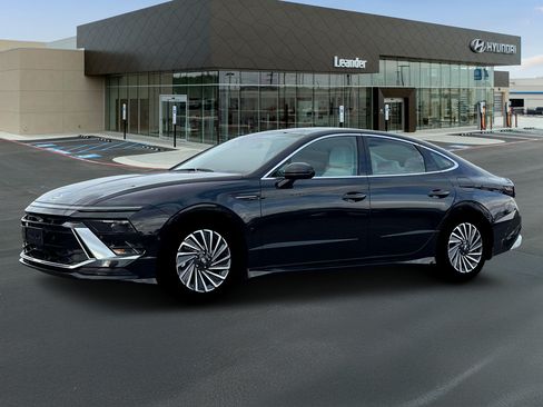 Used 2025 Hyundai Sonata Limited FWD image 2