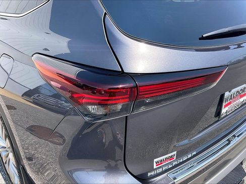 Used 2024 Toyota Highlander Platinum AWD/4WD image 34