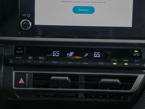 Used 2025 Toyota Camry SE w/ Convenience Package FWD image 20