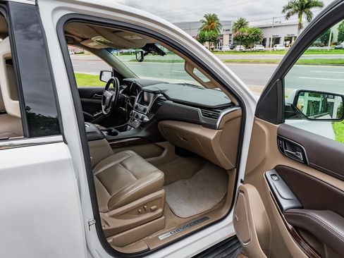 Used 2019 Chevrolet Suburban LT RWD image 34