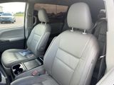 Used 2017 Toyota Sienna XLE image 3