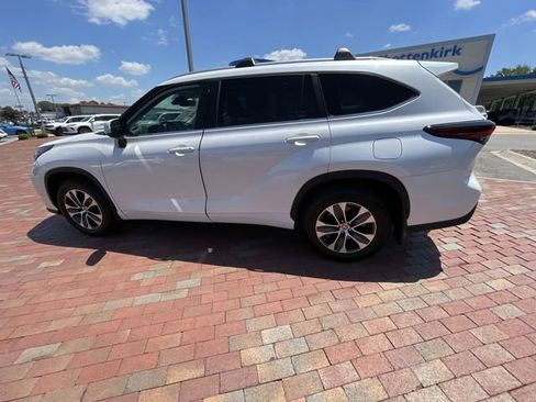 Used 2024 Toyota Highlander XLE AWD/4WD image 28