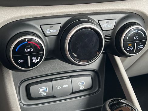 Certified 2025 Hyundai Venue SEL image 27