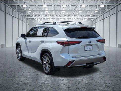 Used 2024 Toyota Highlander Platinum AWD/4WD image 3