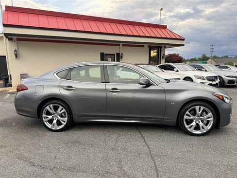 Used 2017 INFINITI Q70 3.7 AWD/4WD image 4