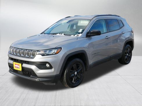 Used 2022 Jeep Compass Latitude image 3