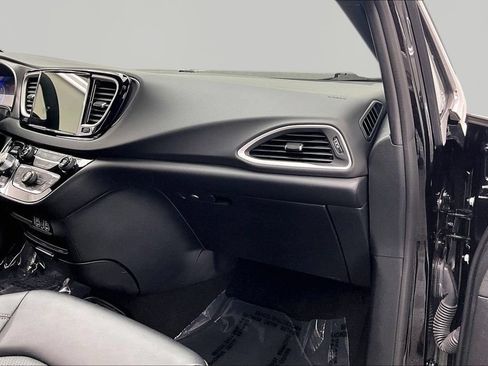 Used 2025 Chrysler Pacifica Select FWD image 17
