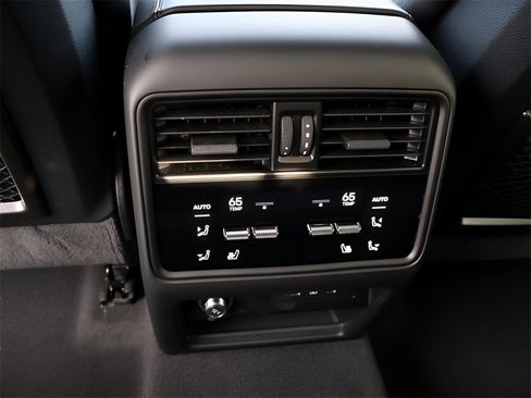 Used 2025 Porsche Cayenne Coupe image 21