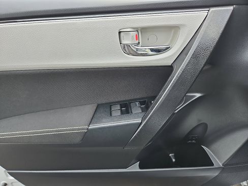 Used 2019 Toyota Corolla LE image 12