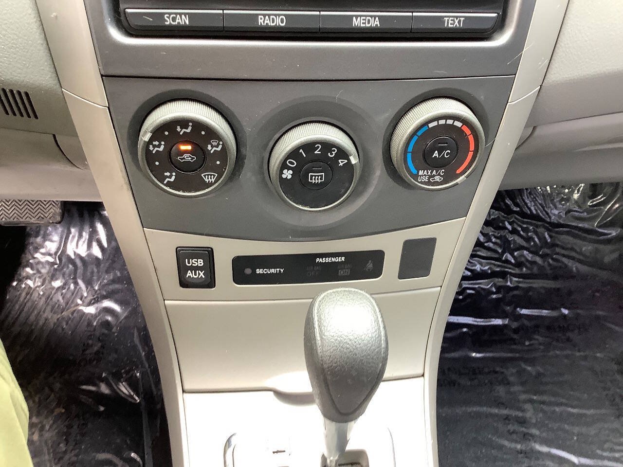 Used 2012 Toyota Corolla LE FWD image 33