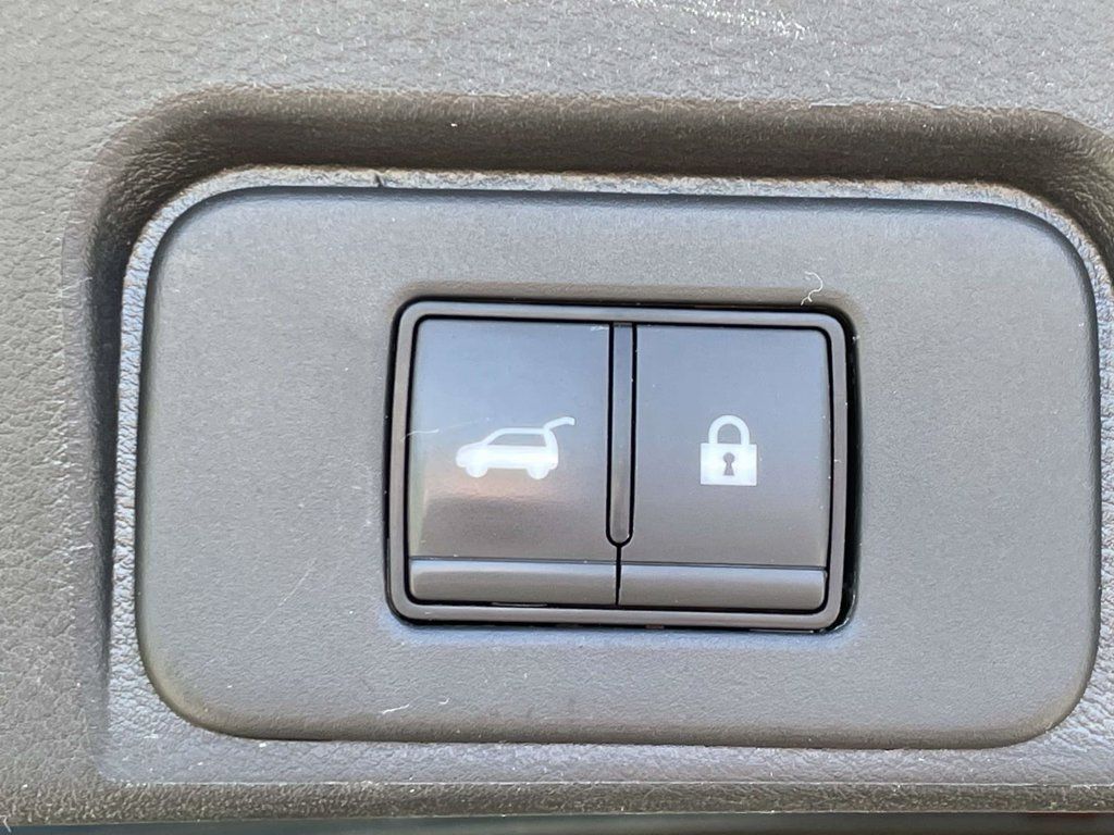Used 2025 Nissan Rogue SV FWD image 9
