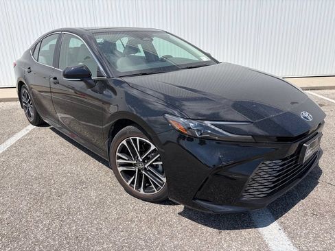 Used 2025 Toyota Camry XLE AWD/4WD image 10